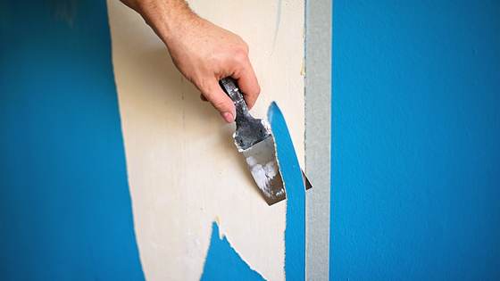 Wallpaper can look good if applied carefully, but removing it is a hassle. Here are some tips for taking down that old wallpaper.